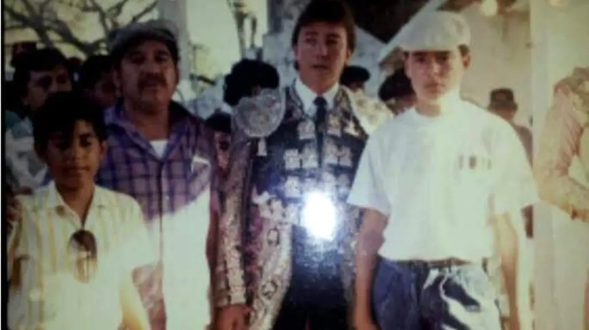 Leonardo Guzmán junto a “Armillita” acompañado de su padre en la última corrida