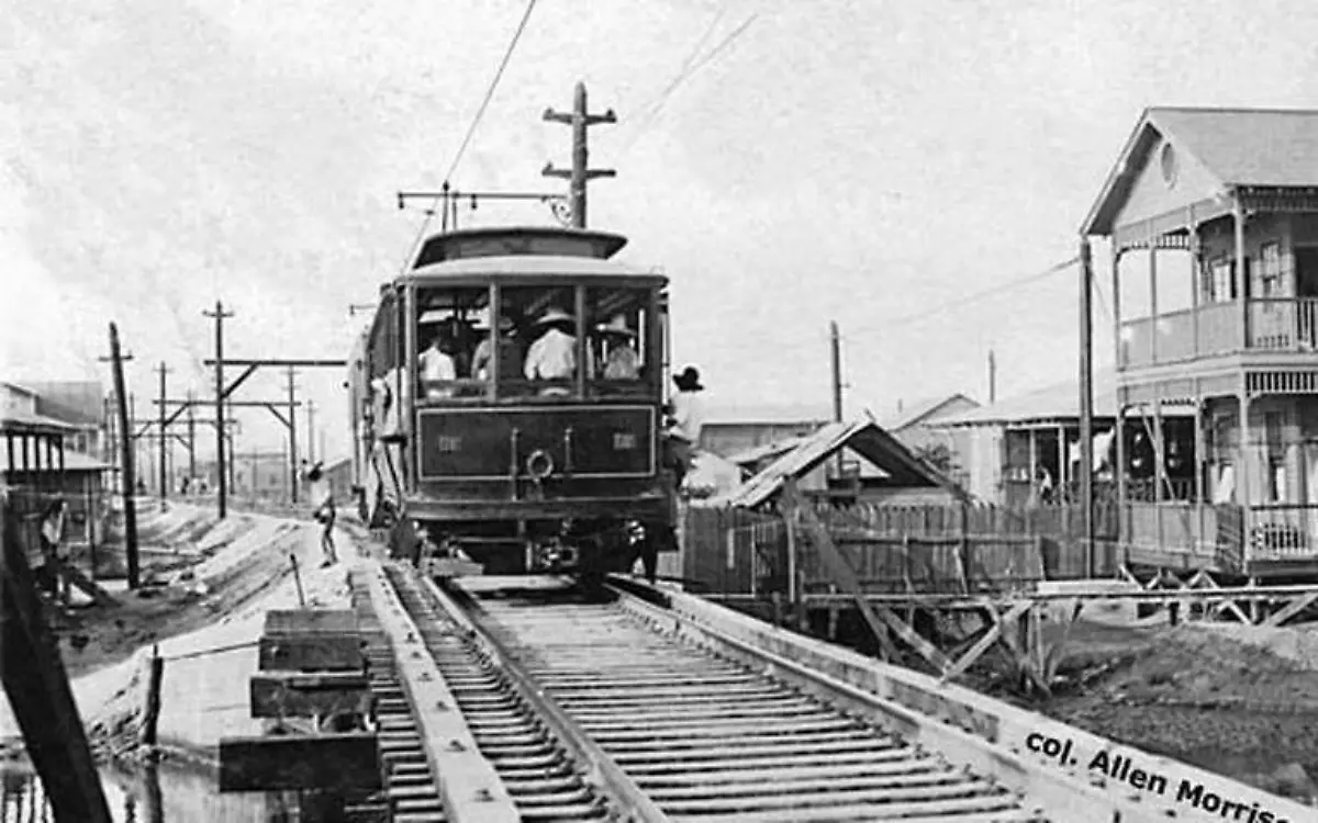 El tranvía cruzaba el Canal de la Cortadura por un puente hacia la playa. Foto Archivo Histórico