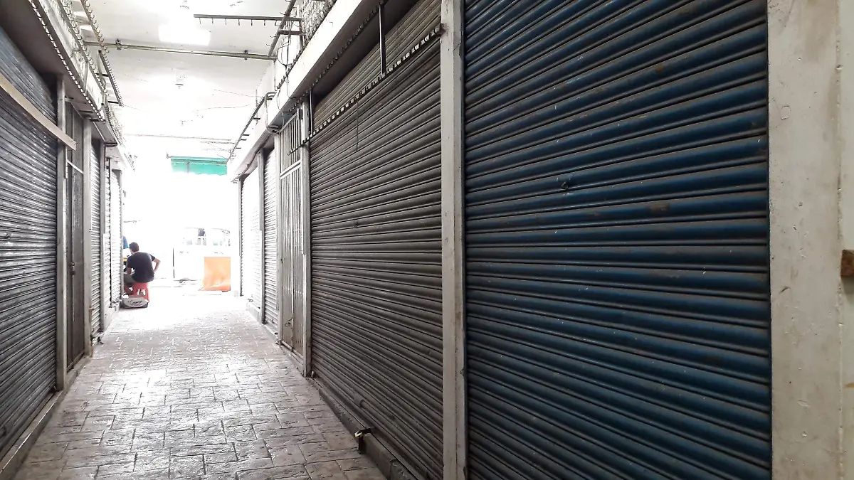 Varios locales del mercado