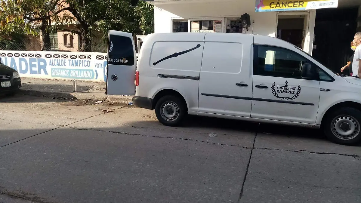 el individuo comenzó a sentirse mal y de emergencia fue llevado hasta esa farmacia.