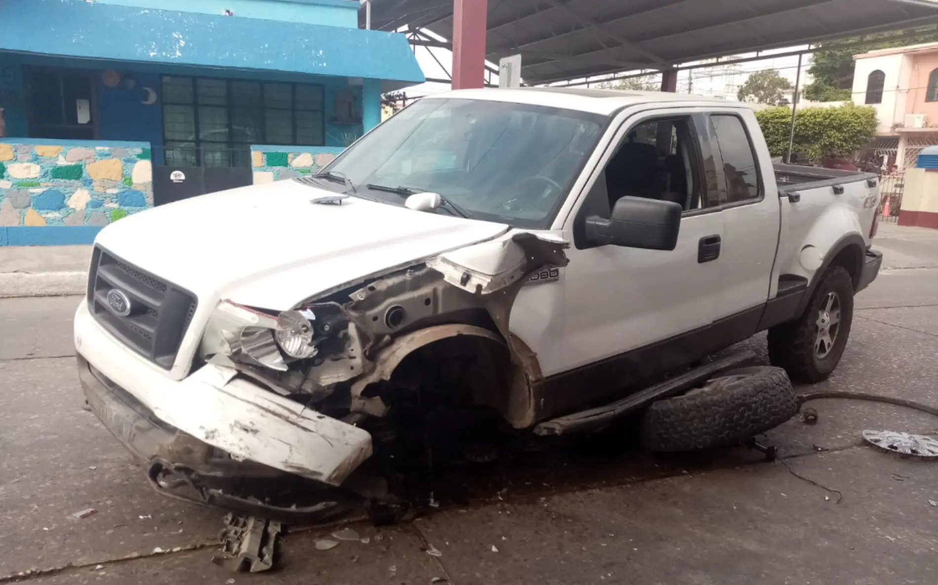 Elevados daños materiales y dos heridos fue el saldo de fuerte choque ocurrido entre una camioneta y un automóvil particular la mañana de este jueves 