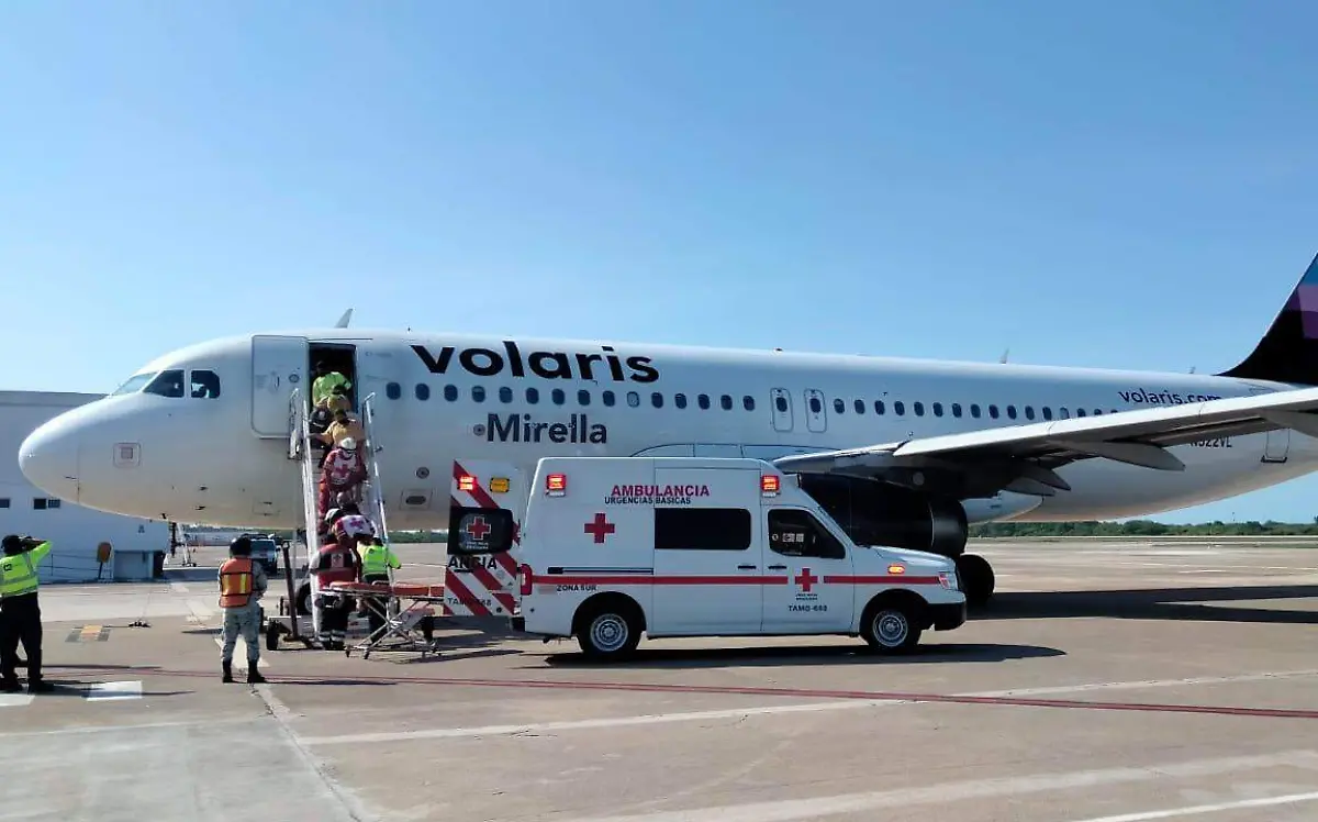 Por emergencia médica aterriza avión en Tampico.