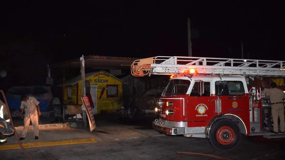 Incendian automóvil2