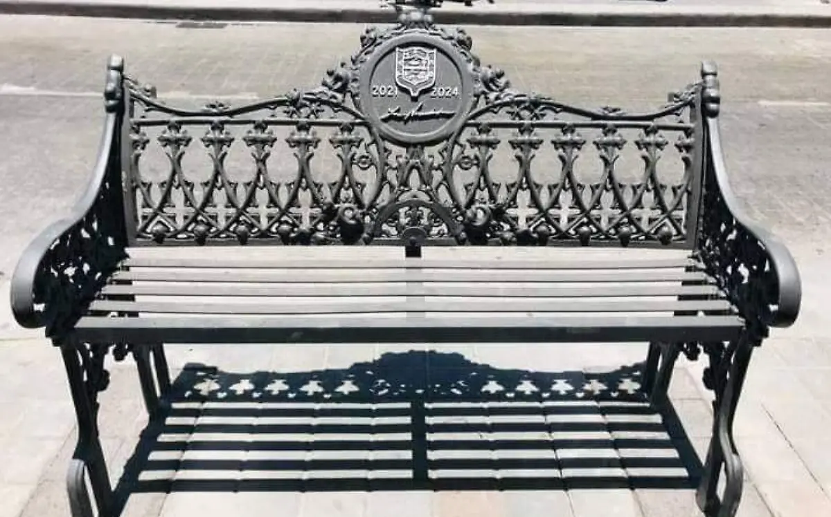 Desapareció una de las bancas de la plaza de la Libertad _ Mario Cruces