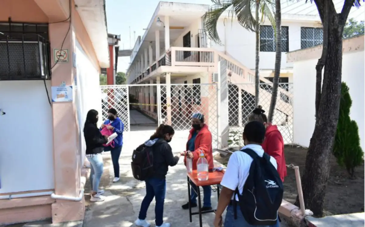 Ola de calor agobia a estudiantes 