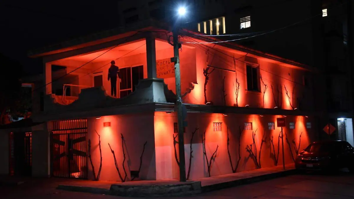 la casa esta decorada conforme a la popular serie de Netflix