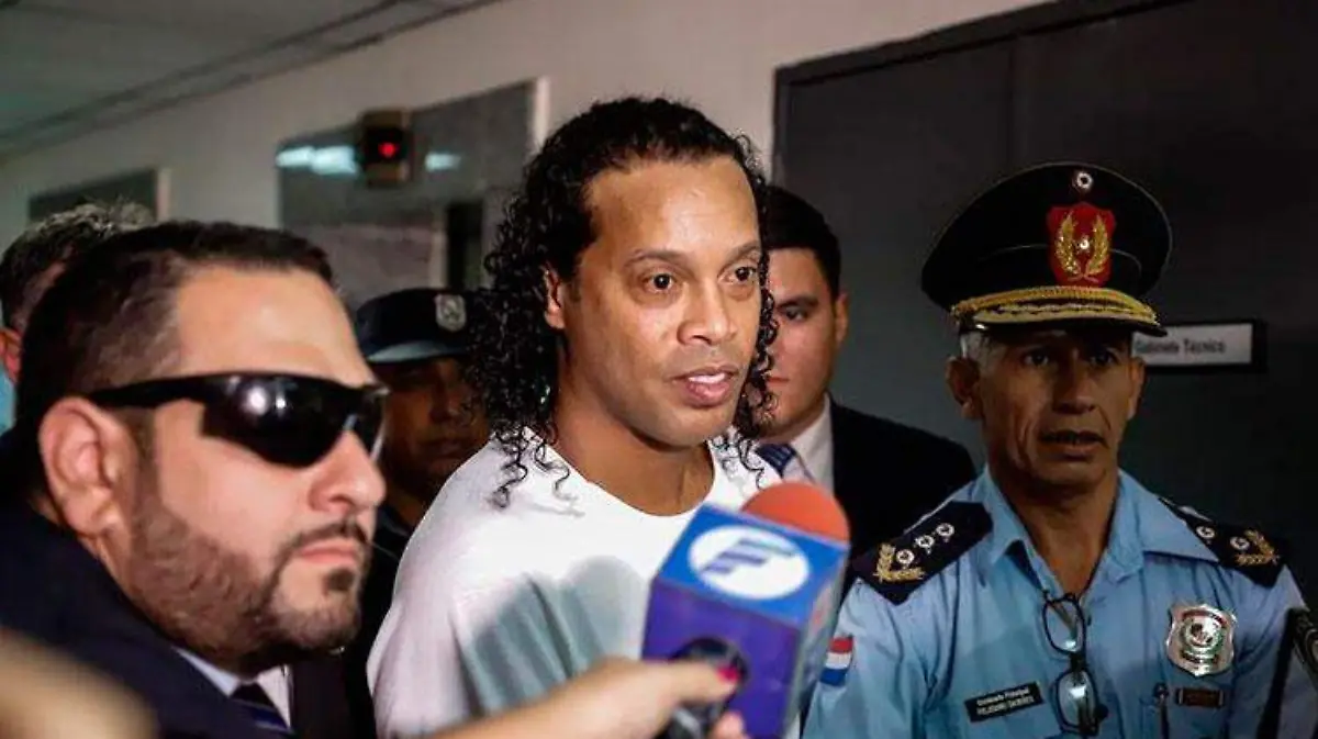 Ronaldinho_detencion_2