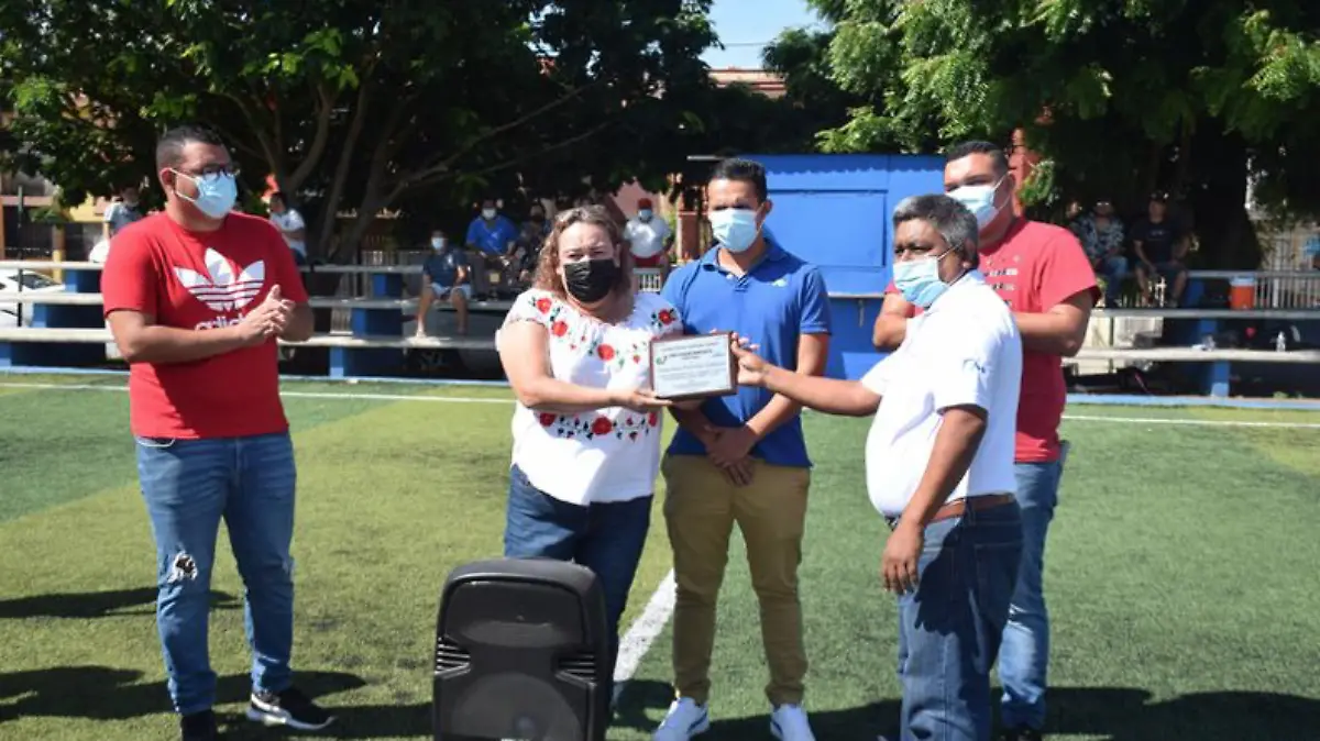 SE HIZO entrega de un reconocimiento a la familia de Francisco Portilla Gálvez “El Chino” (QEPD).