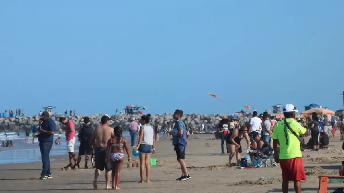 Turistas de diferentes partes de la república visitaron playa Miramar.