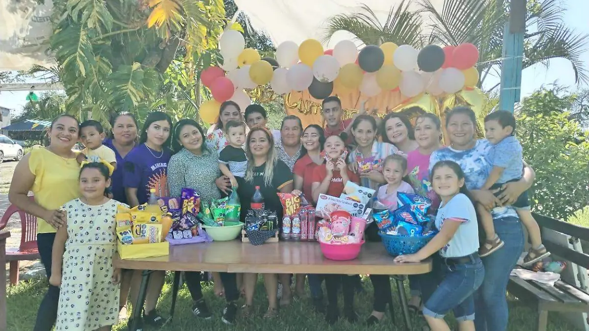 Familia da pastel especial a mujer fan del programa televisivo, "Exatlón"