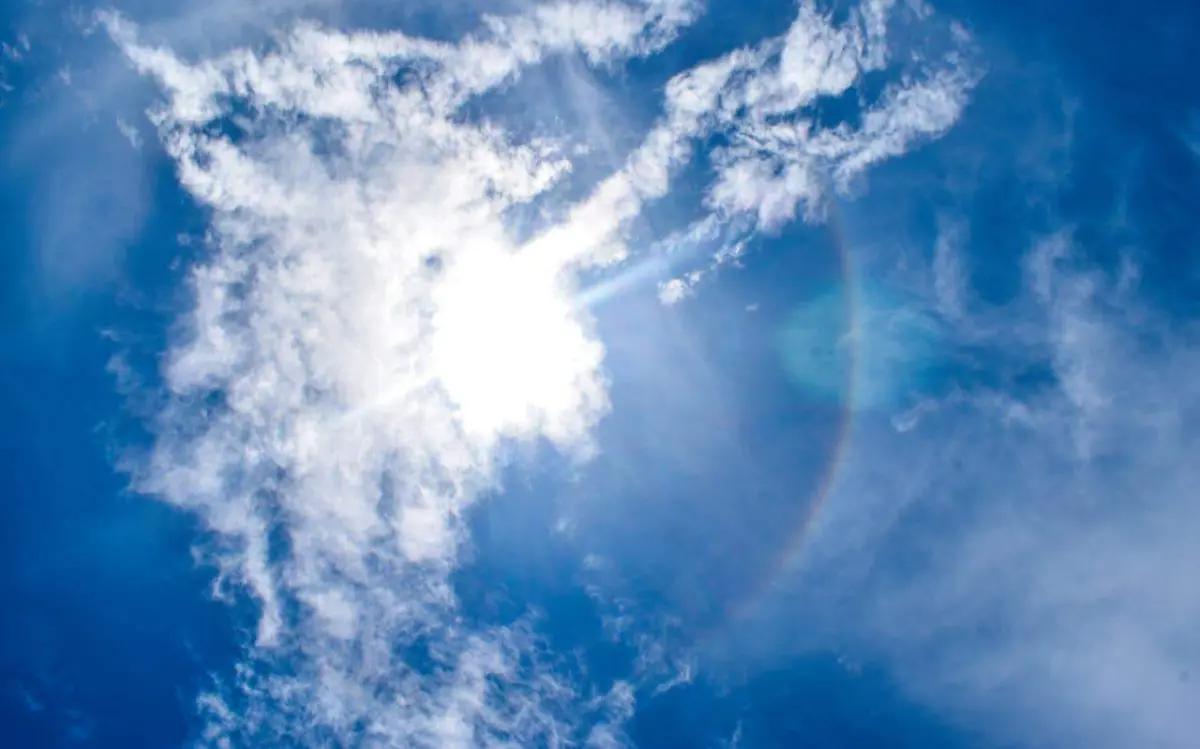 Halo solar el arcoíris que rodea al sol 