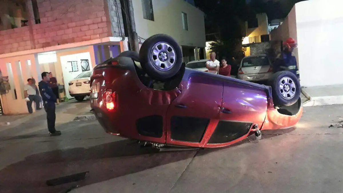 vuelcan en camioneta