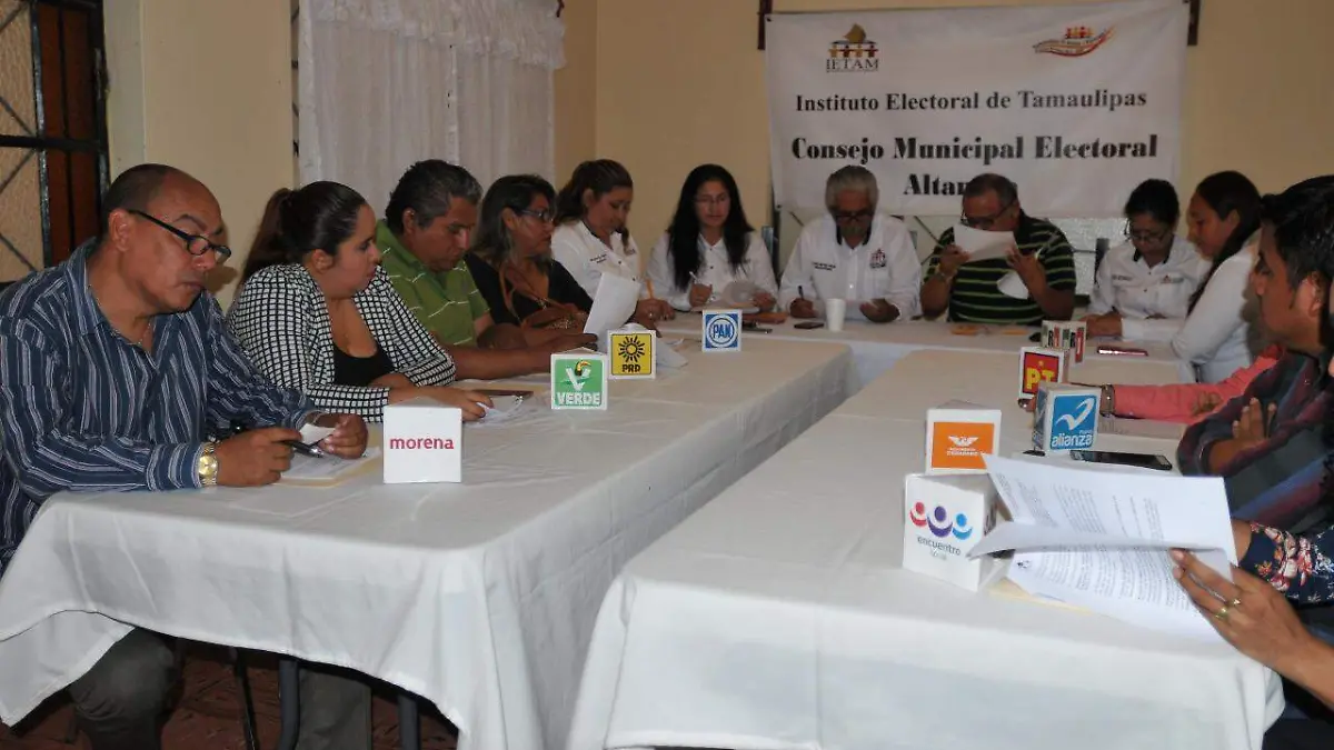 Renuncian candidatos