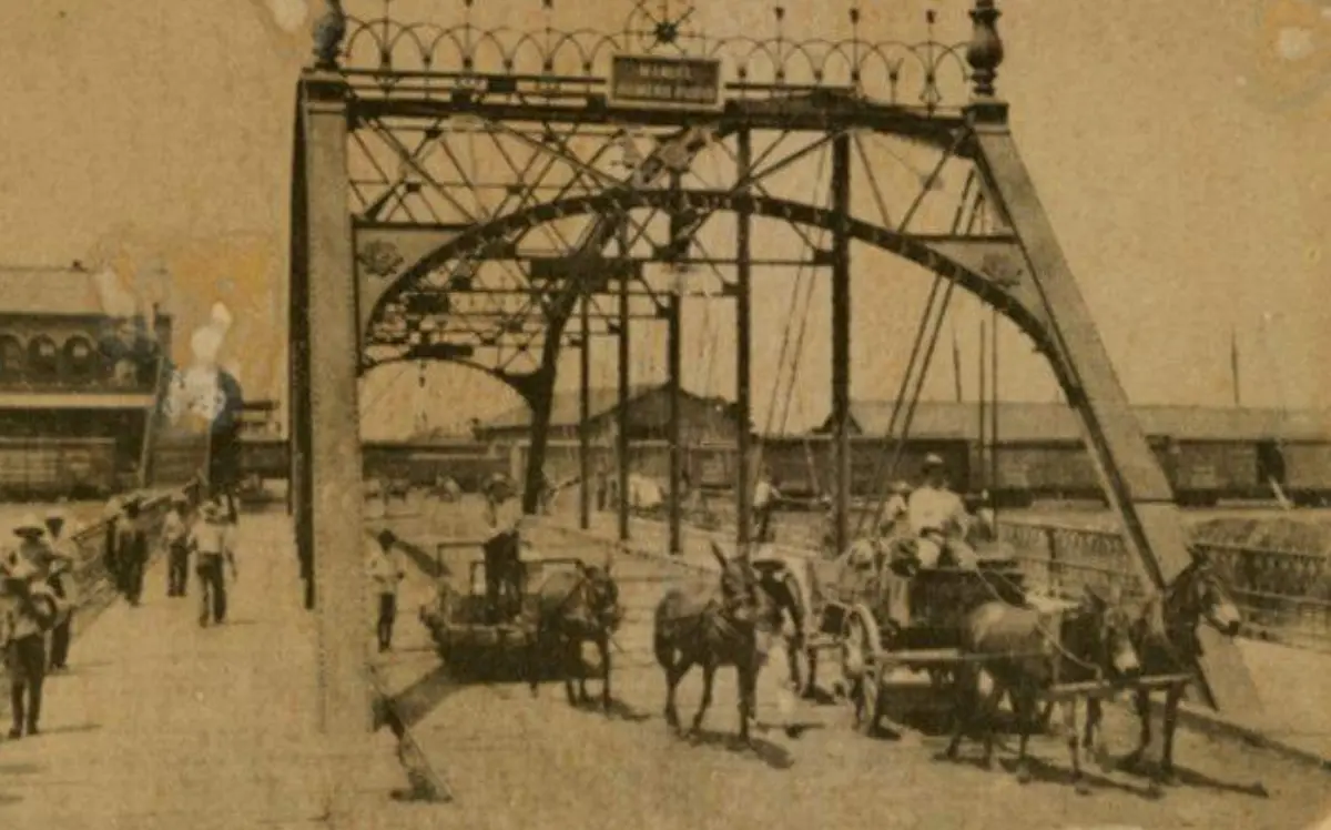 Por el puente que unía a Tampico con su muelle llegaban los viajeros en busca de fortuna