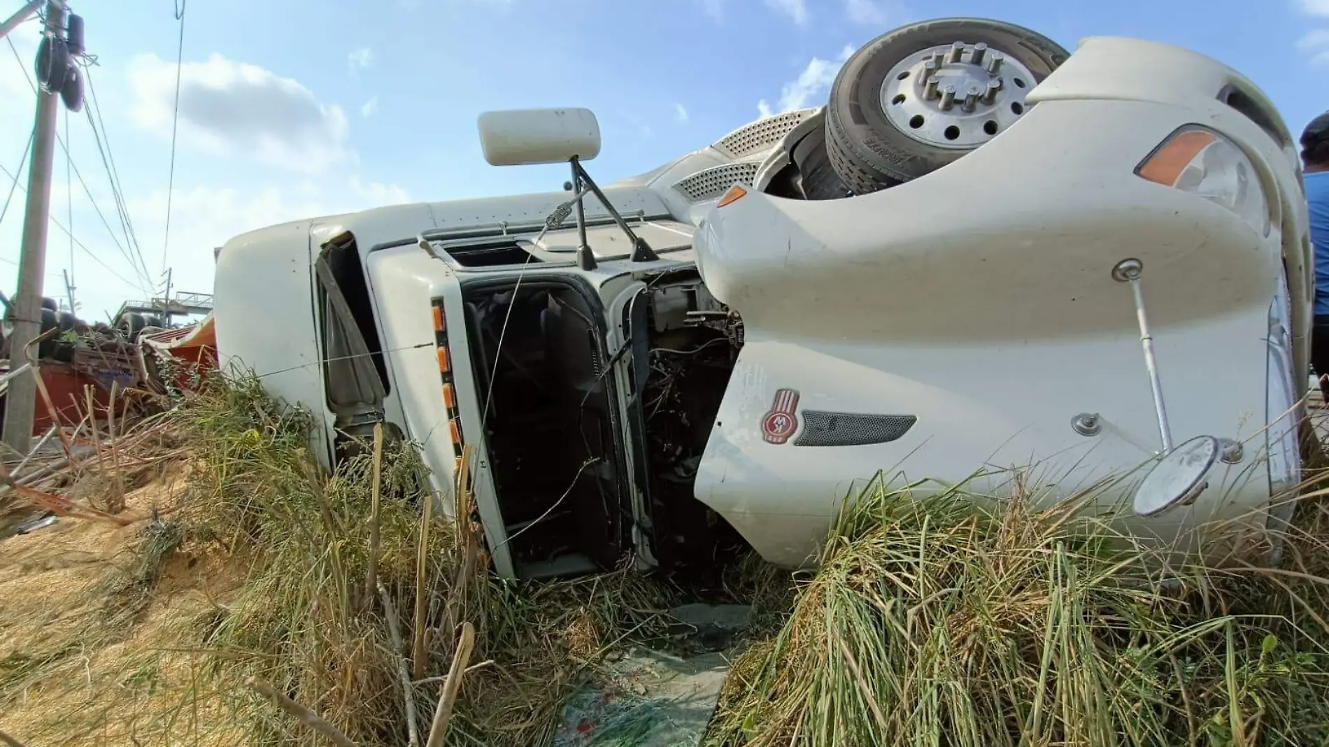 Tráiler cargado con 60 toneladas de maíz sufre volcadura en la carretera Tampico-Valles