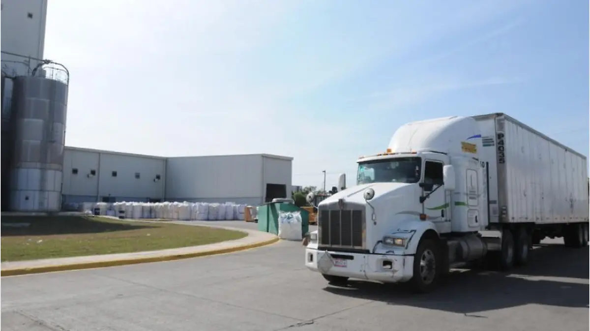 Para hacerle frente al déficit de operadores de traileres, empresas de transporte de carga le están dando oportunidad a la mujer.:Miguel A. Díaz