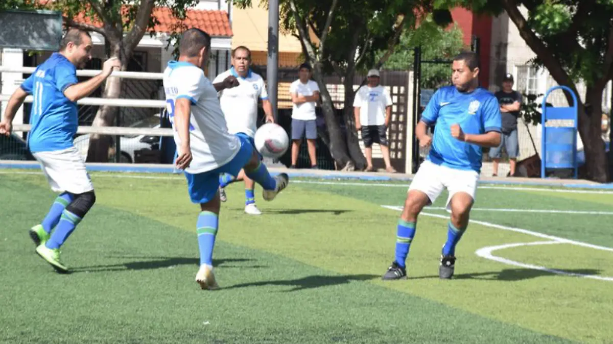 BUEN DUELO en la final del Torneo de Futbol de Veteranos de Puertas Coloradas.