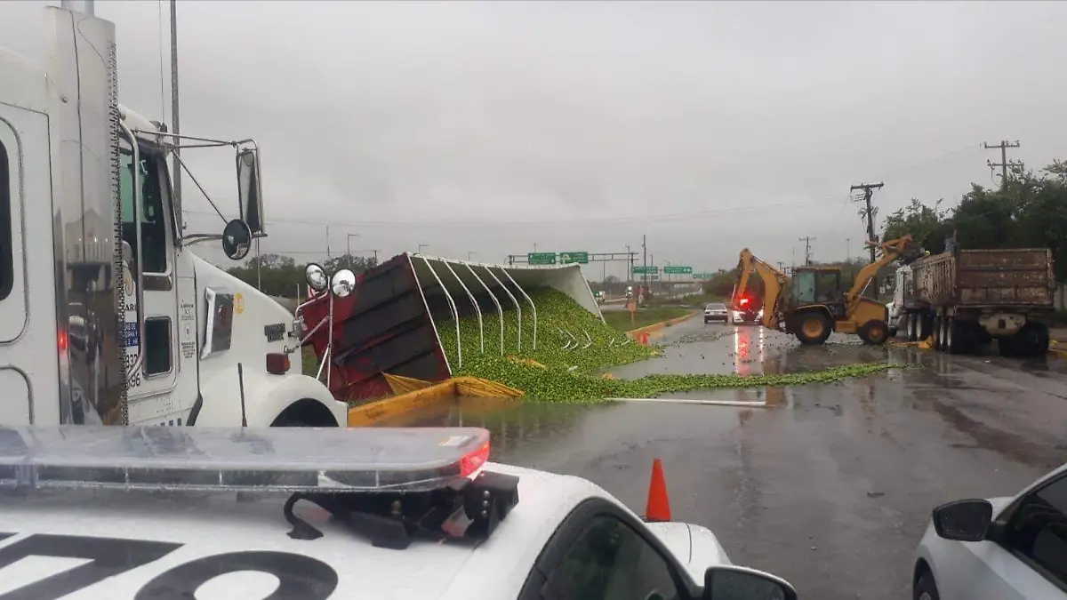Un tráiler que volcó en bulevar de Los Ríos y los limones fueron retirados del pavimento con retroexcavadora que fue liberado para su circulación ordinaria
