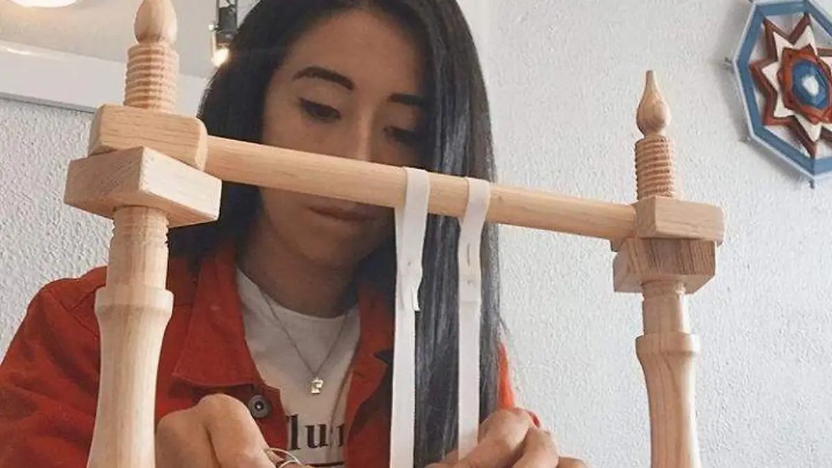 Momentos durante su labor en la encuadernación