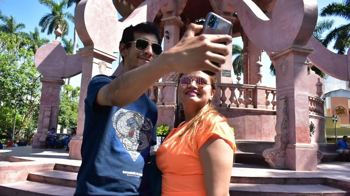 Personas en la plaza de Armas de Tampico