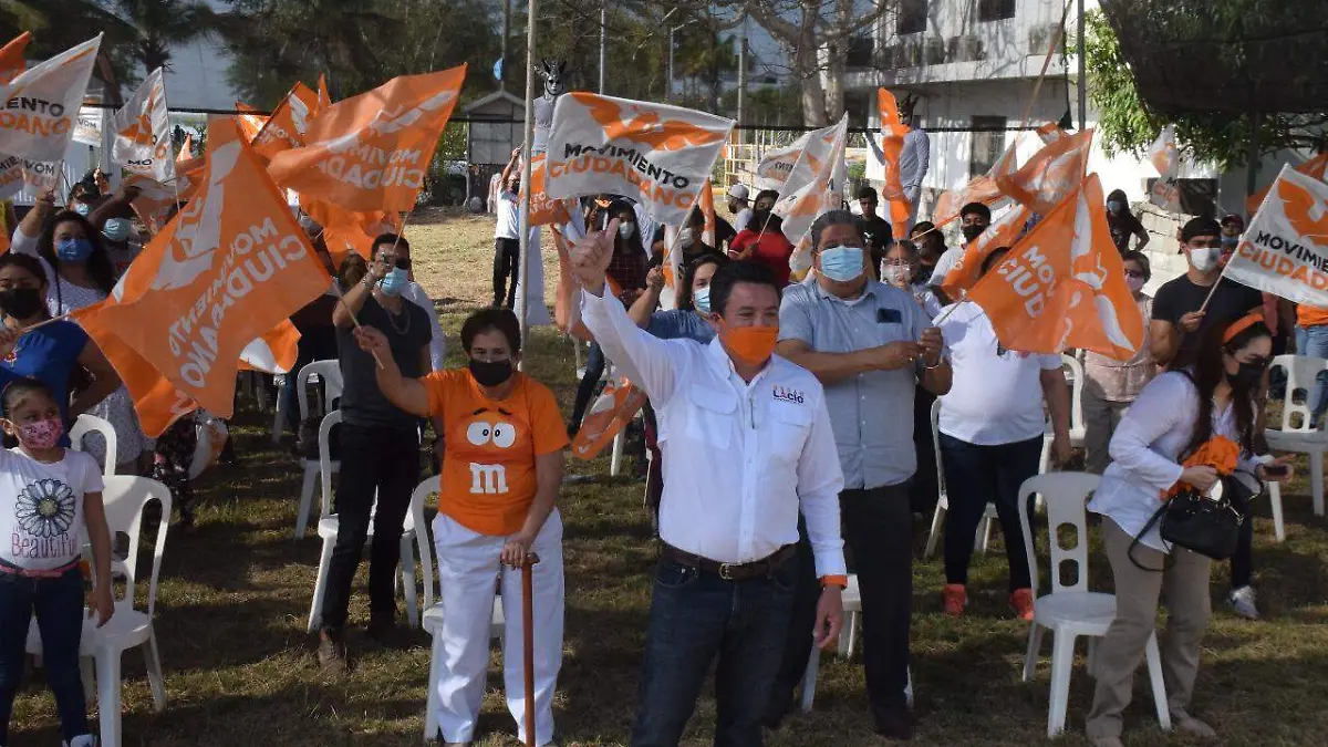 El candidato inció camapaña
