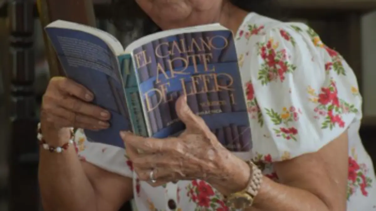 Eli junto a su libro favorito 