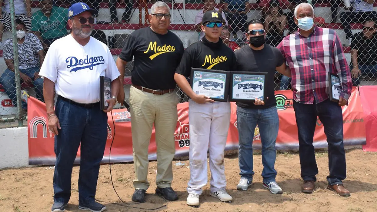 Al final se entregaron reconocimientos a los peloteros destacados 