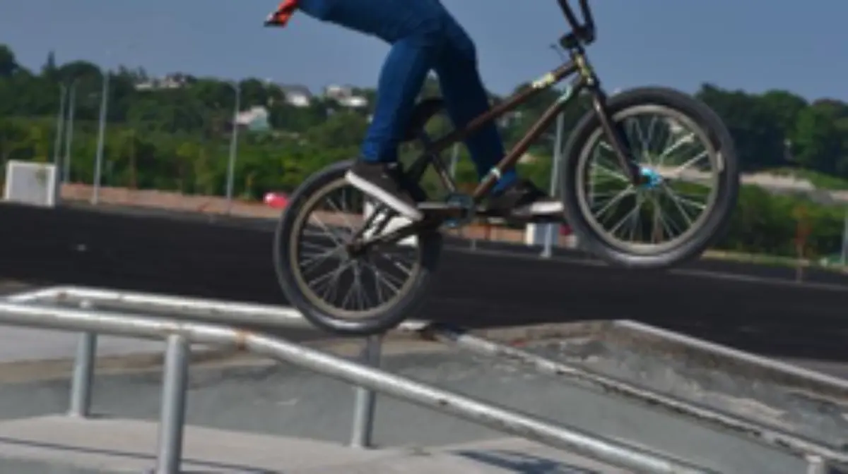 Héctor y Peter brillan en el “833 BMX Jam”