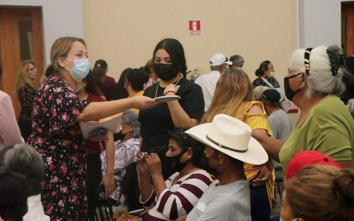 Entregan en Tamaulipas lentes a personas de escasos recursos; fueron más de 200 pares