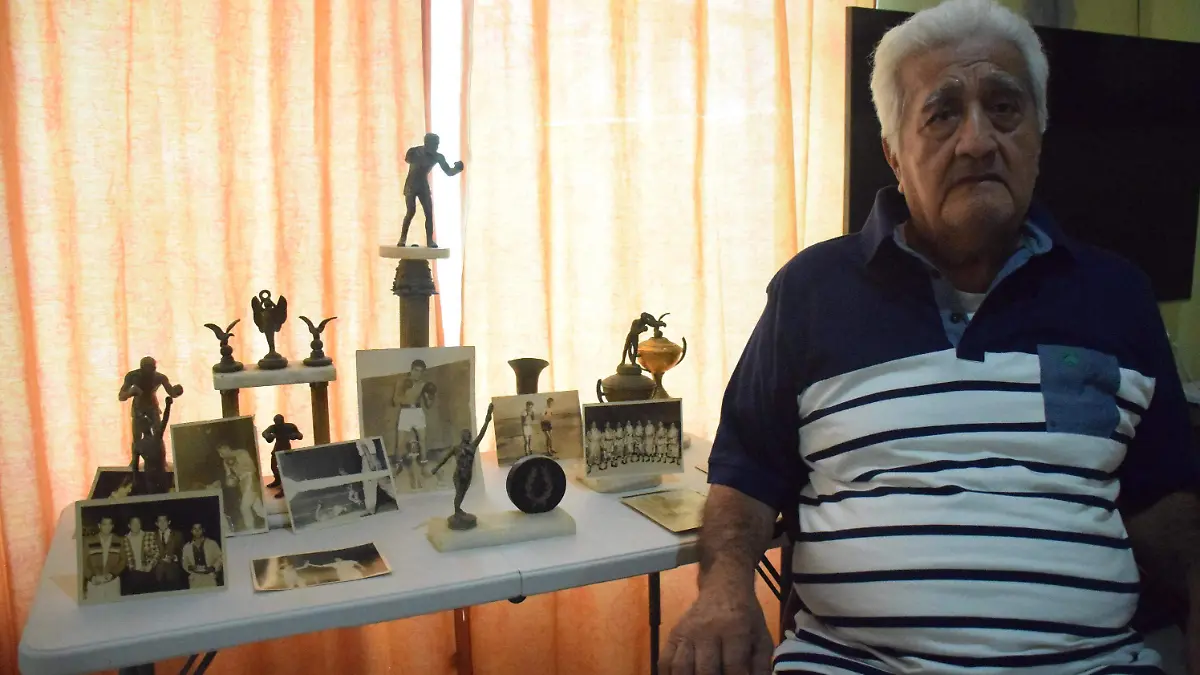 CON ALGUNOS de los galardones que ha ganado