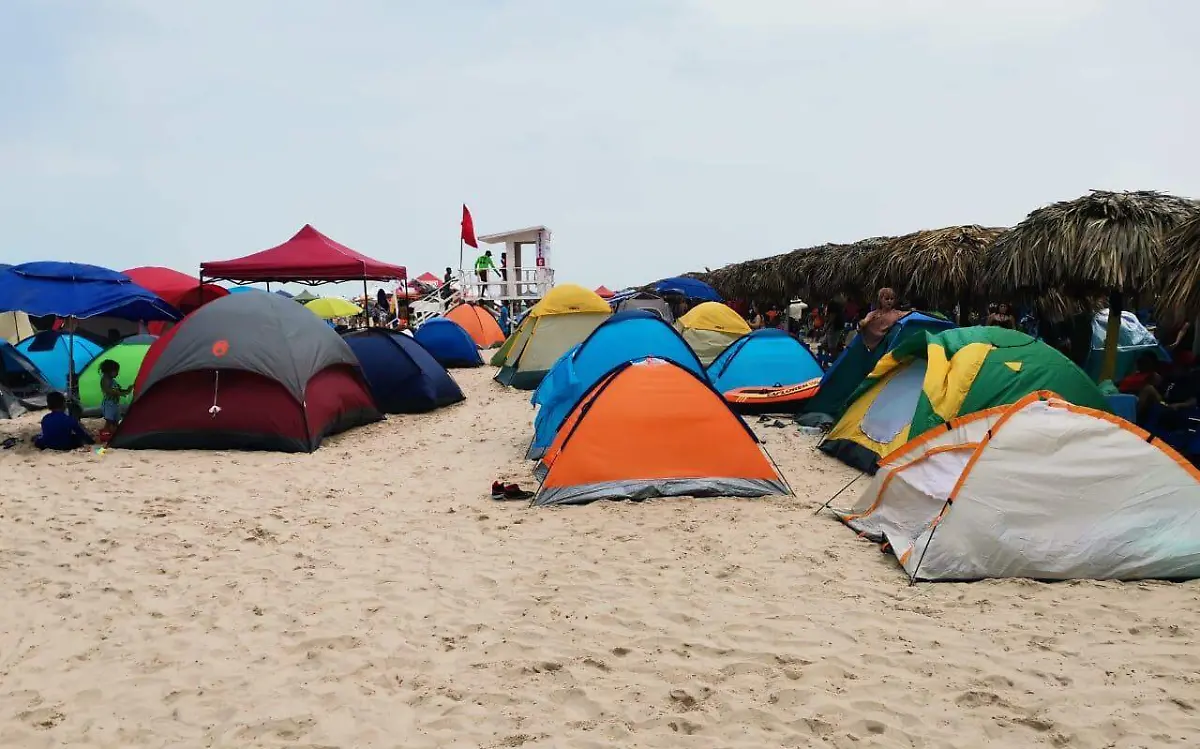 Turistas disfrutan de buen clima