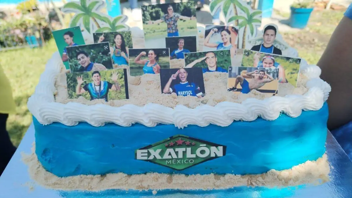 Celebra cumpleaños con pastel alusivo al "Exatlón"