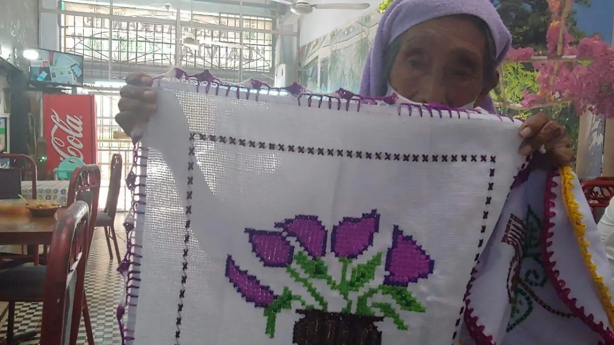 Los días lunes, sábados y domingos acude al centro de Tampico a vender sus carpetas