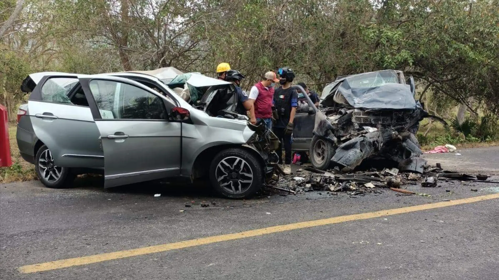 Trágico accidente carretero se registró la mañana de este lunes en la carretera federal 180, dejando un saldo de tres personas fallecidas y ocho lesionados