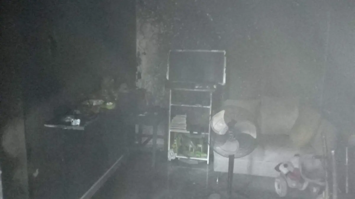En cuanto a lo que originó el incendio, esto pudo ser ocasionado por un corto circuito en la recamara