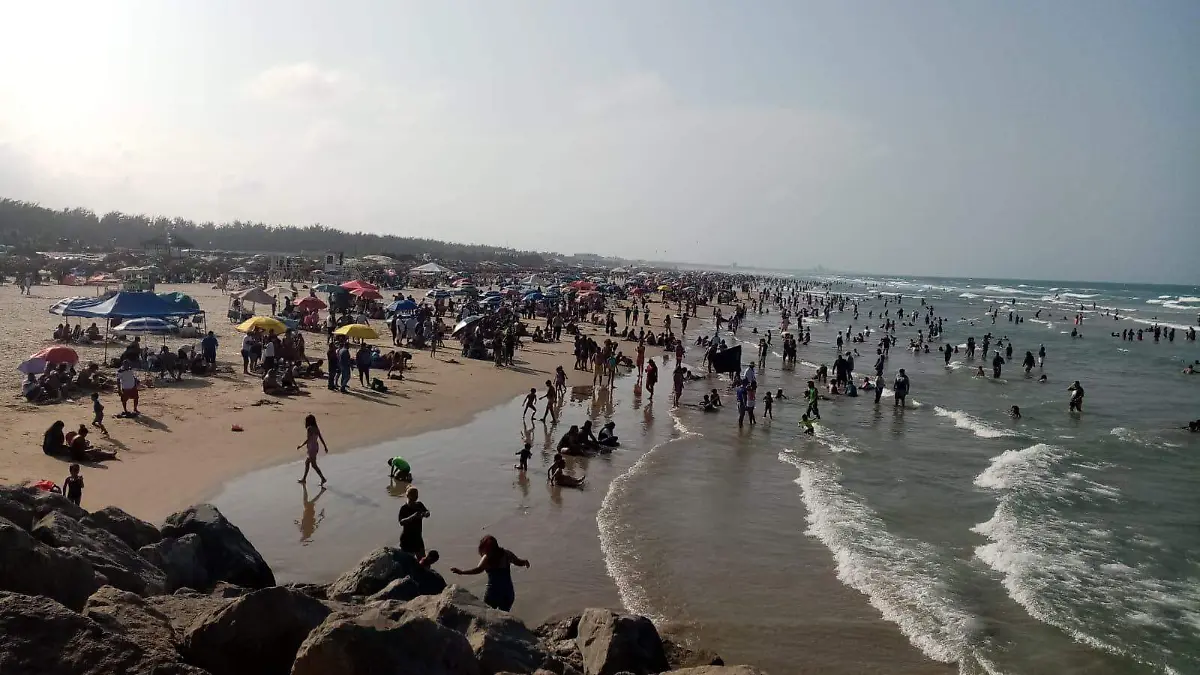 Se les dieron los primeros auxilios a ambos, pero la mujer fue trasladada a un hospital para su valoración