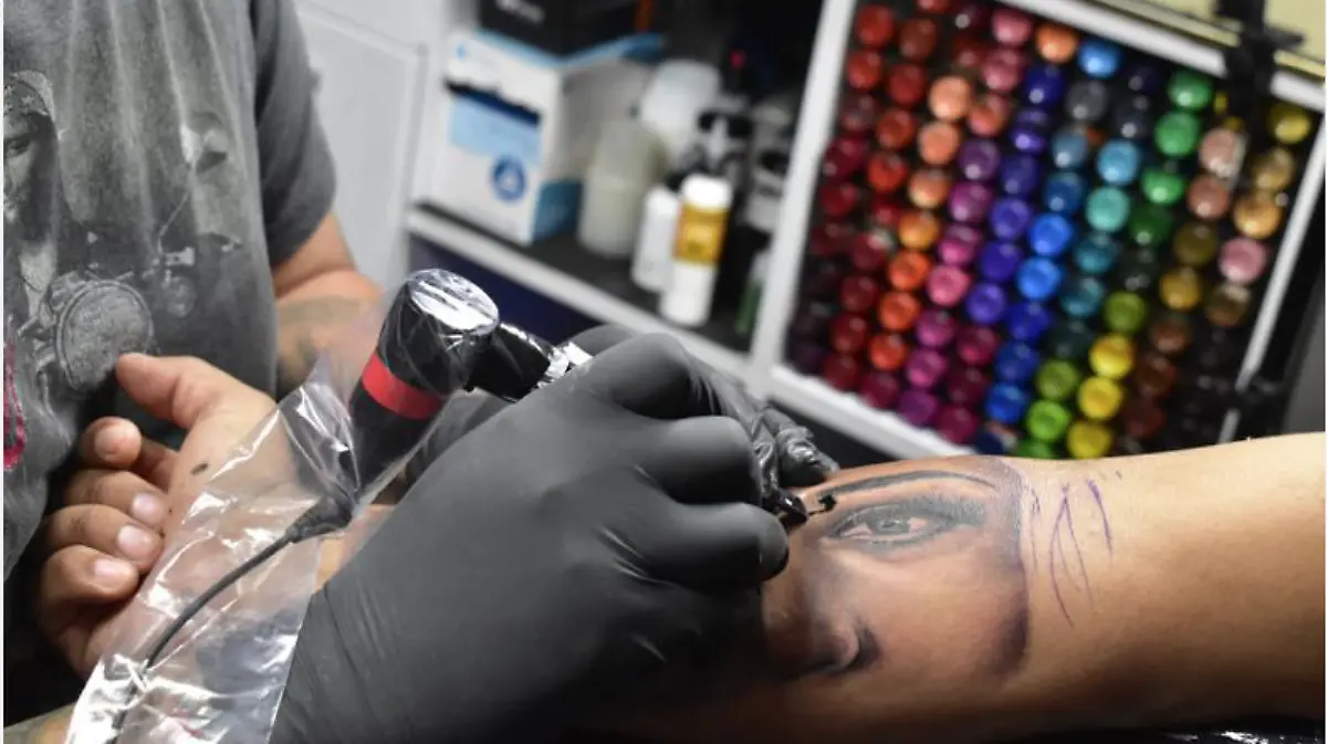 Más de 200 tatuajes tributo a fallecidos por Covid ha realizado Ricardo Antolín