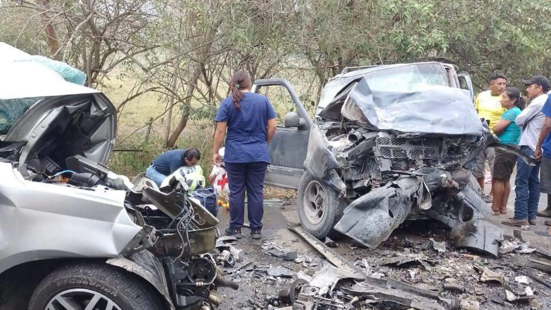 Brutal accidente carretero deja 3 fallecidos y 8 lesionados, el percance ocurrió en la carretera federal 180, tramo Ozuluama-Naranjos