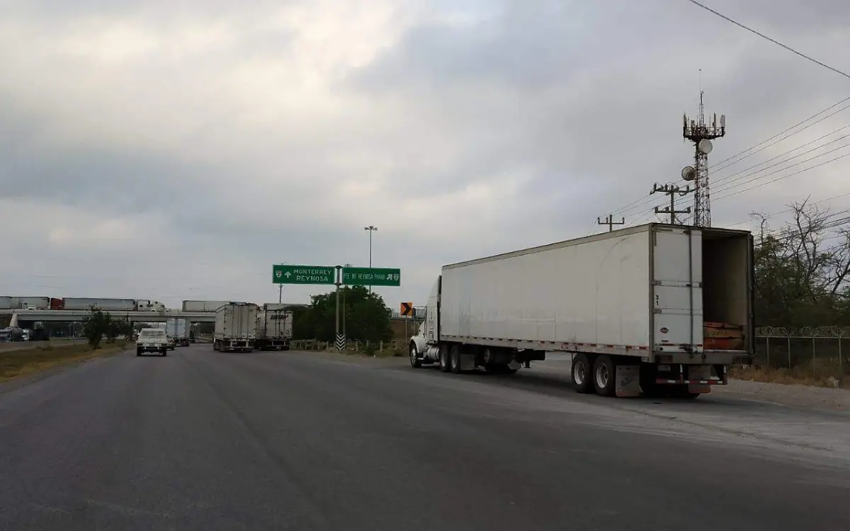 Comenzaron a fluir las filas de tráileres hacia Pharr