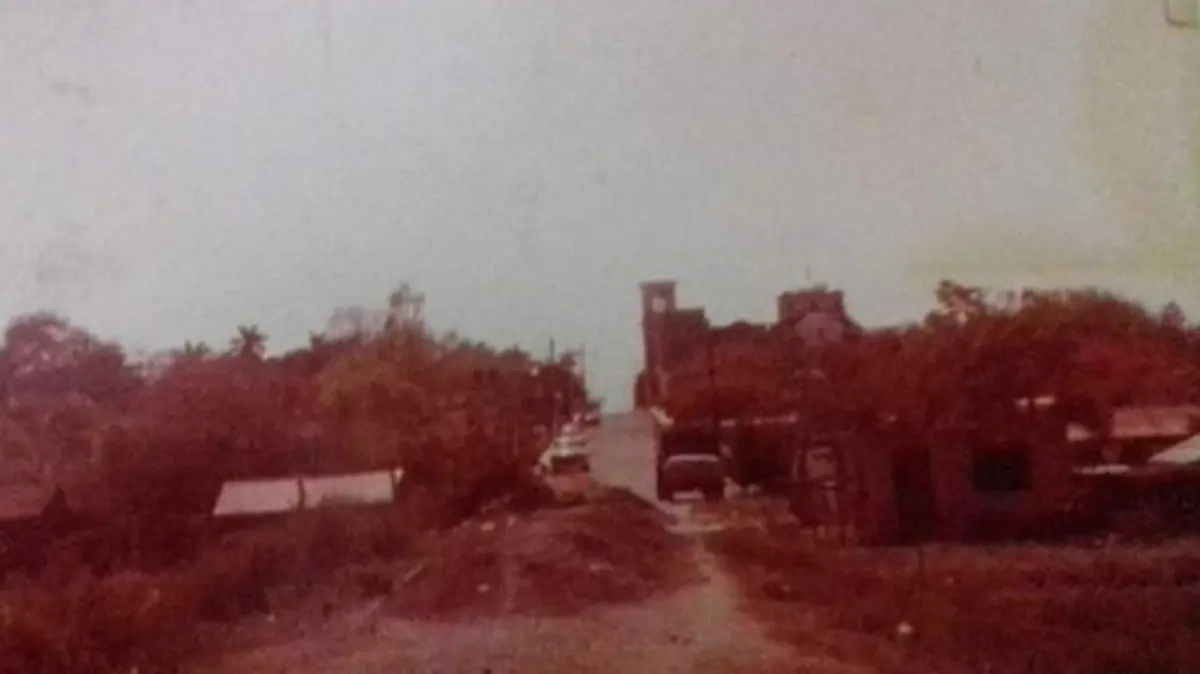 Parte de la urbanización que dejó en el año de 1977, al fondo la calle Capitán Pérez e inicio de la construcción del bordo de lo que sería el bulevar Manuel Cavazos Lerma