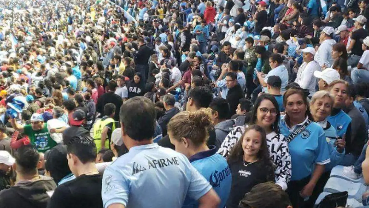 Niños con cáncer respaldan en la final de la Liga Premier a la Jaiba Brava 
