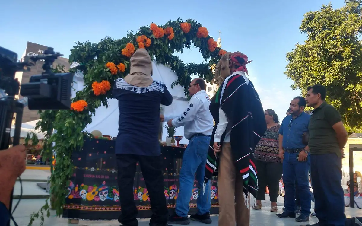 Colocan la primera ofrenda para los muertos en Pánuco Gustavo García (1)