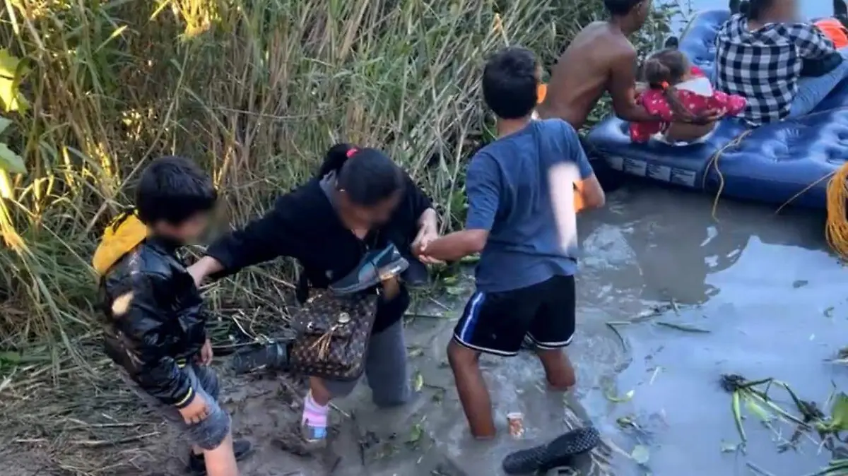 Migrantes cruzan en colchón inflable río Bravo 