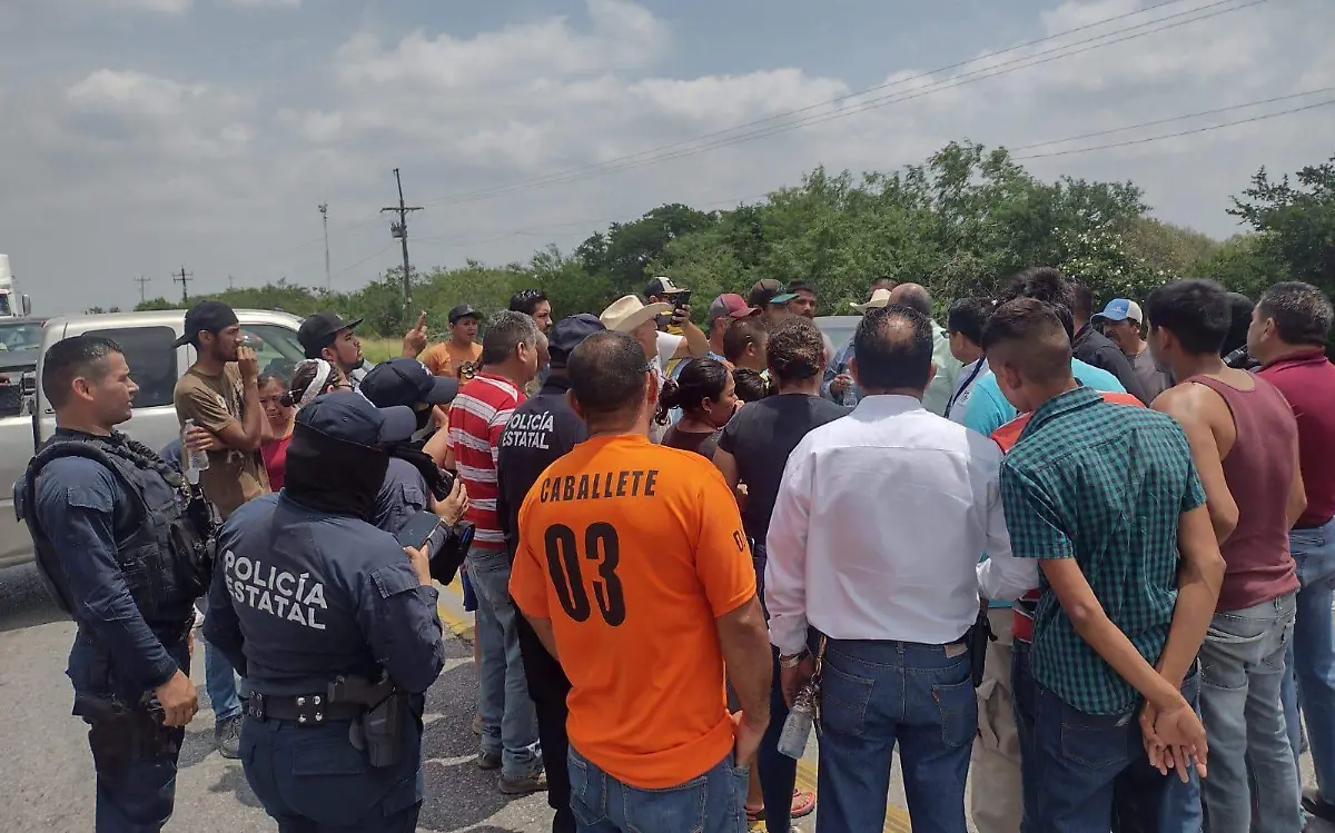 Buscan a sus hijos extraviados en Tamaulipas tras bloqueo, logran acuerdo con la Guardia Estatal SSPT (3)