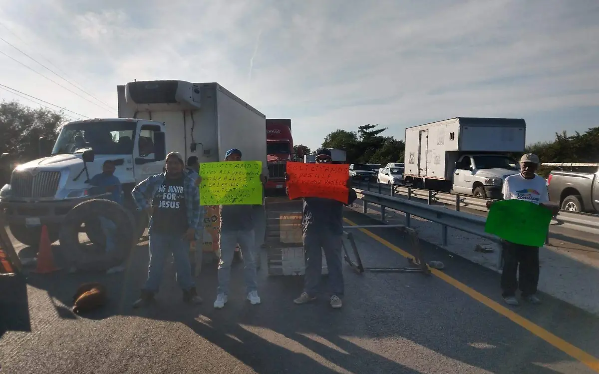 Bloquean la carretera Tampico-Valles Gustavo García (3)