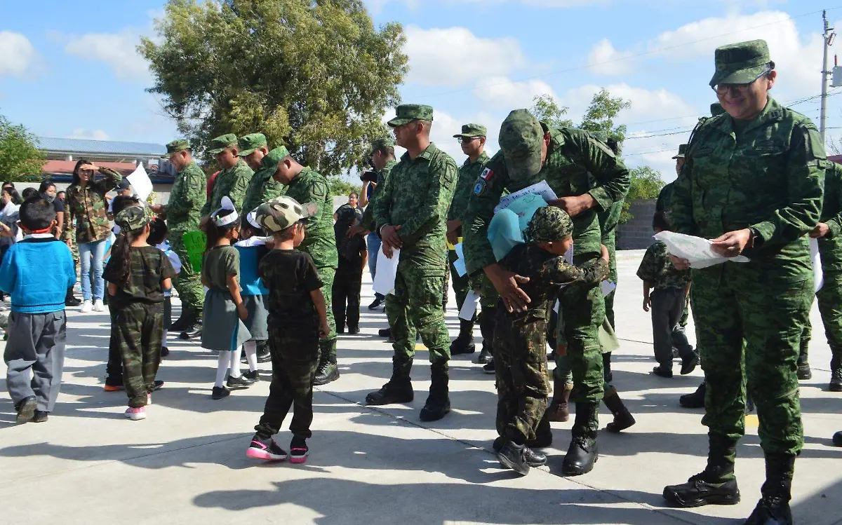Niñas y niños comparten carts y abrazos a miliares de Reynosa | Jaime Jiménez
