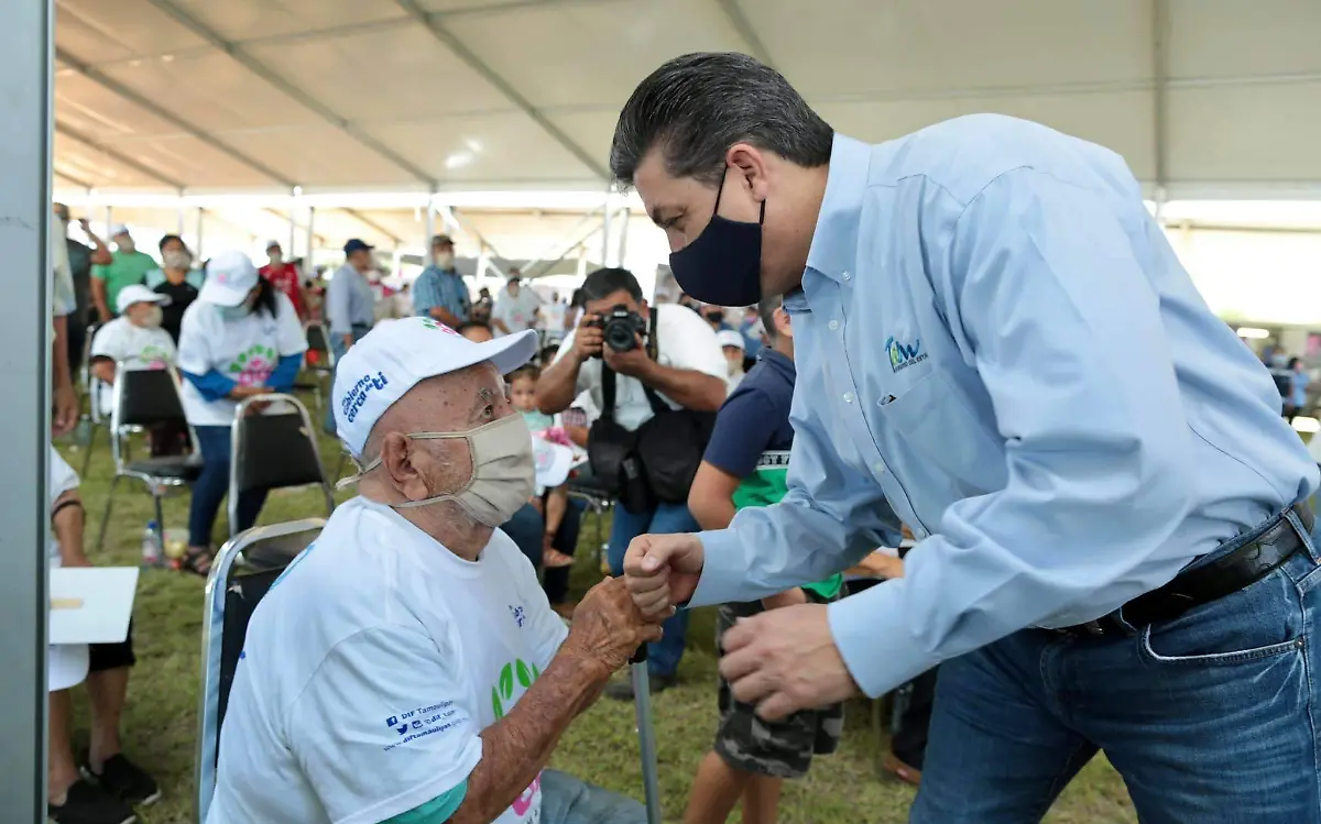 Personas mayores de 70 años recibirían una pensión del gobierno de García Cabeza de Vaca, aunque algunos afirman que quedaron fuera del programa