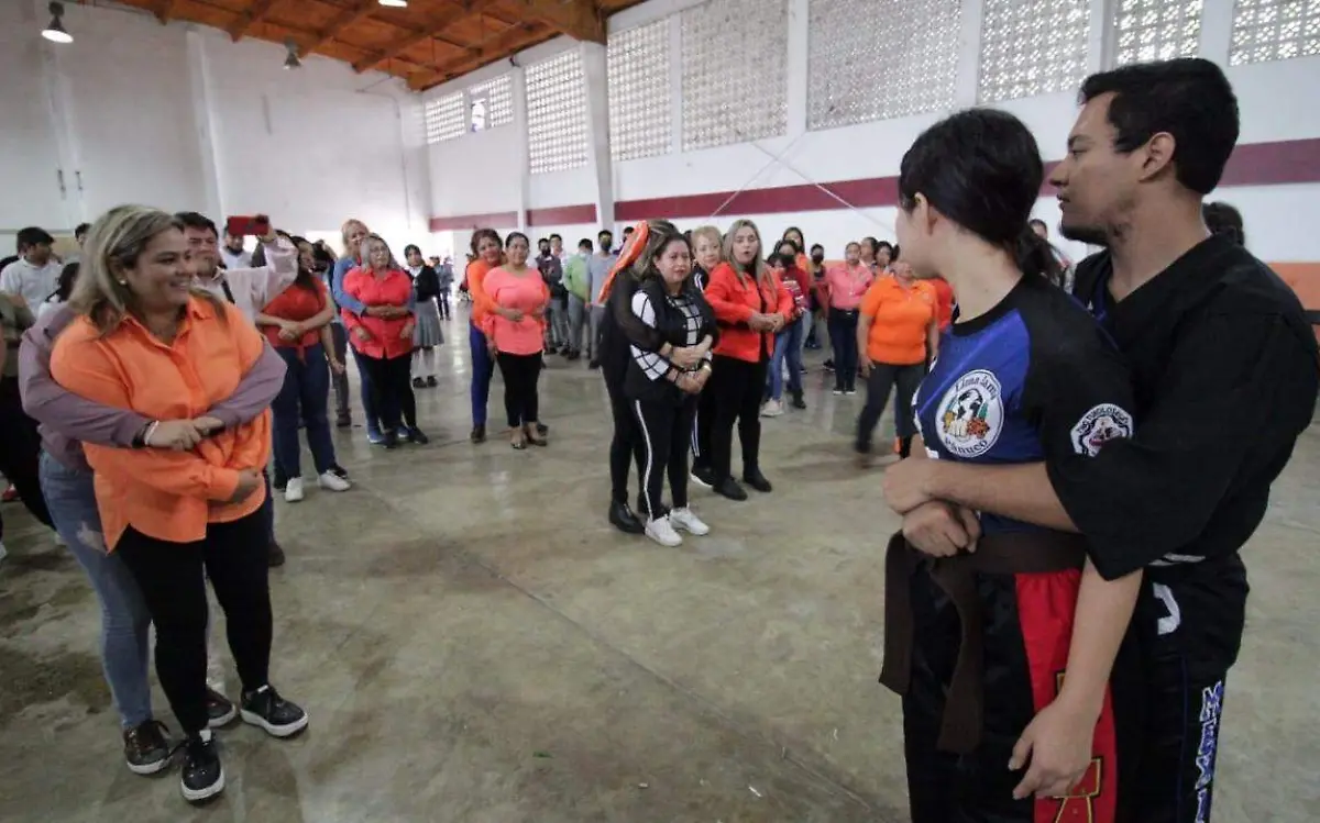 Dan clases de defensa personal a mujeres de Pánuco 