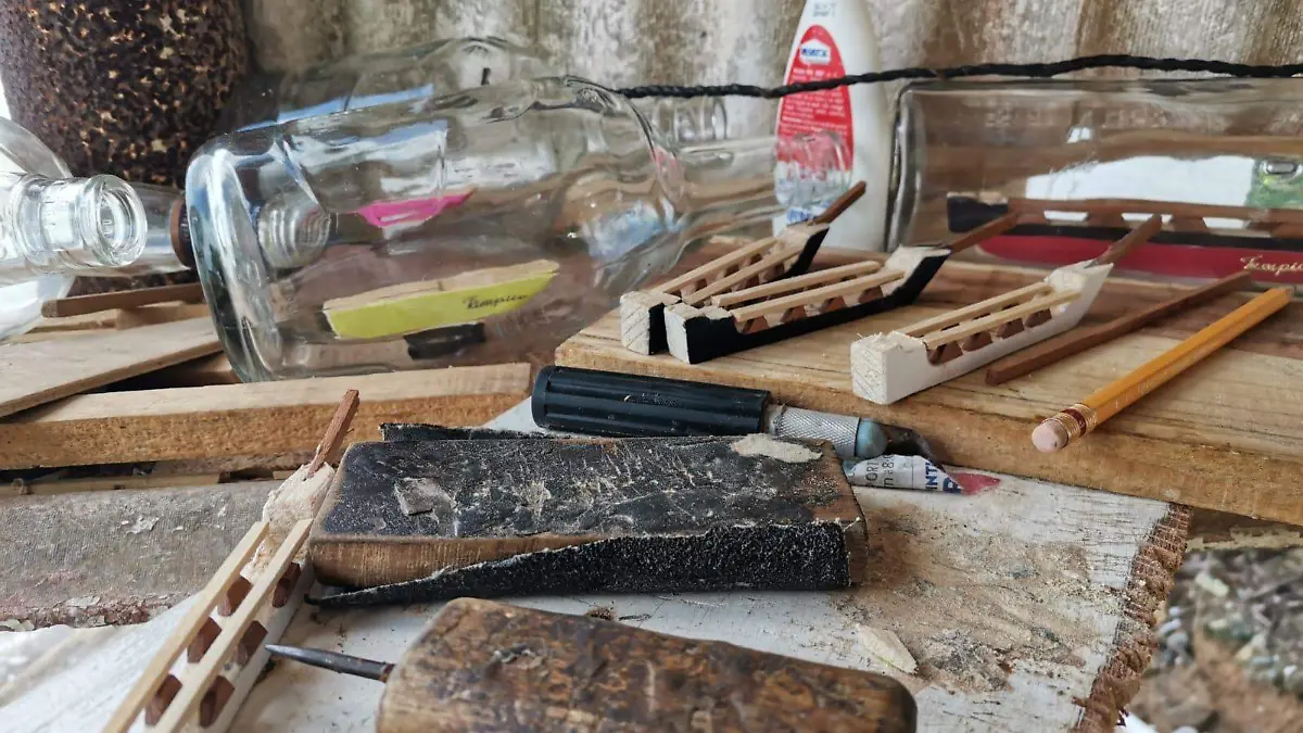 Aunque se dedica a ser taxista en Pueblo Viejo, don Apolonio ha encontrado en la fabricación de barcos en botellas un gran pasatiempo