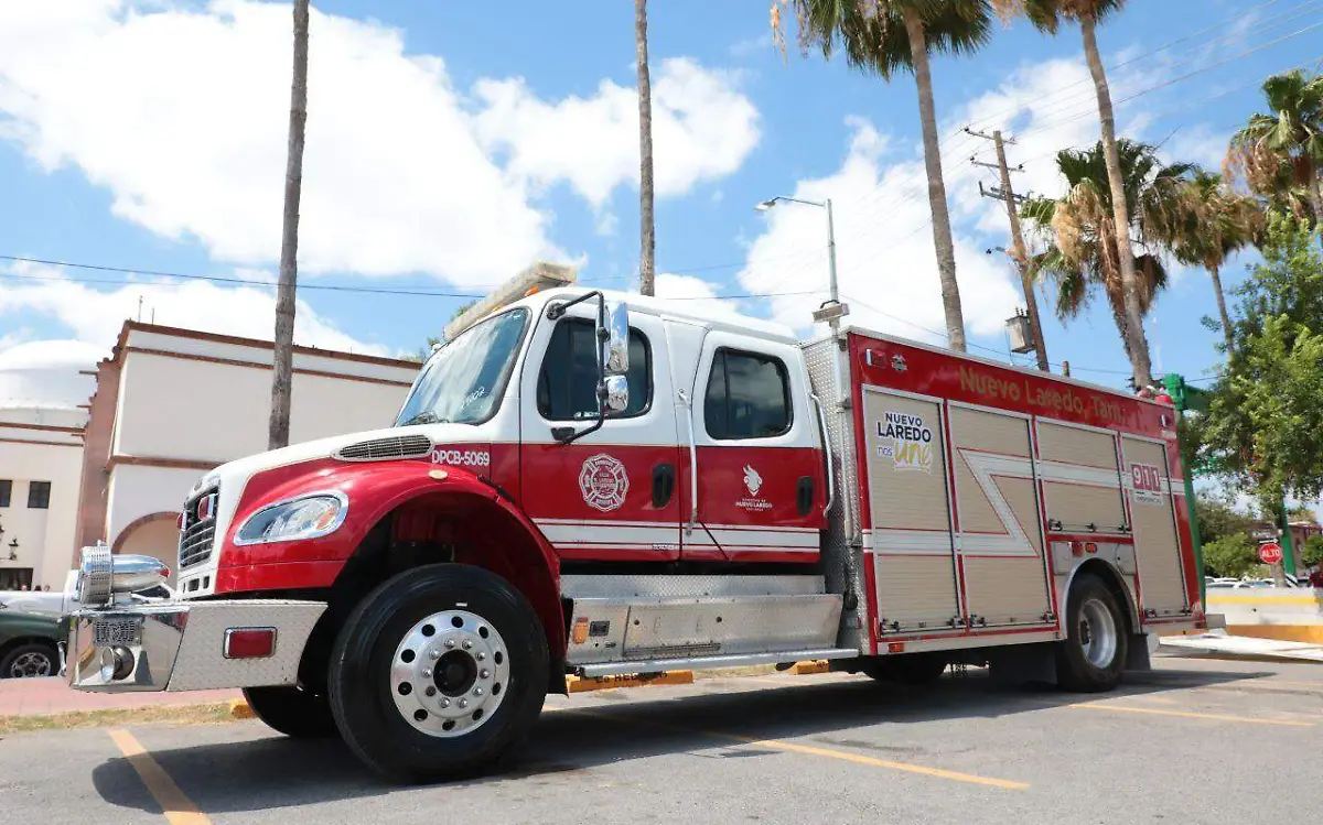 Bomberos de Nuevo conviven con niños 